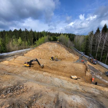Baustelle auf der Erde abgetragen wird