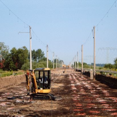 Bagger auf Erdplanum mit OLA-Masten