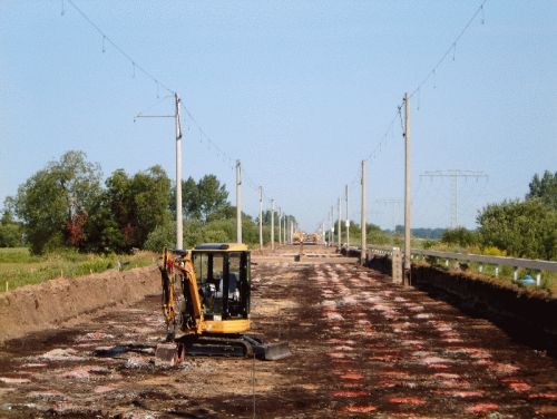 Bagger auf Erdplanum mit OLA-Masten